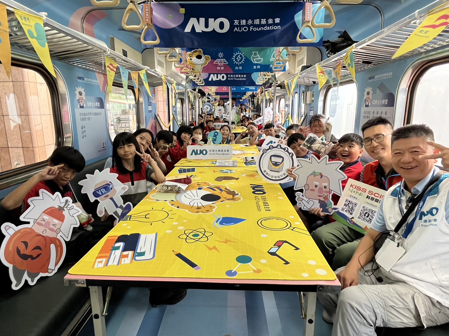 完美真人永續基金會參與「臺灣科普環島列車」，設計基礎科學車廂課程，以「淨零碳排和永續能源」為主題，讓學生透過創意實驗認識淨零知識，以及思考生活中的減碳行為