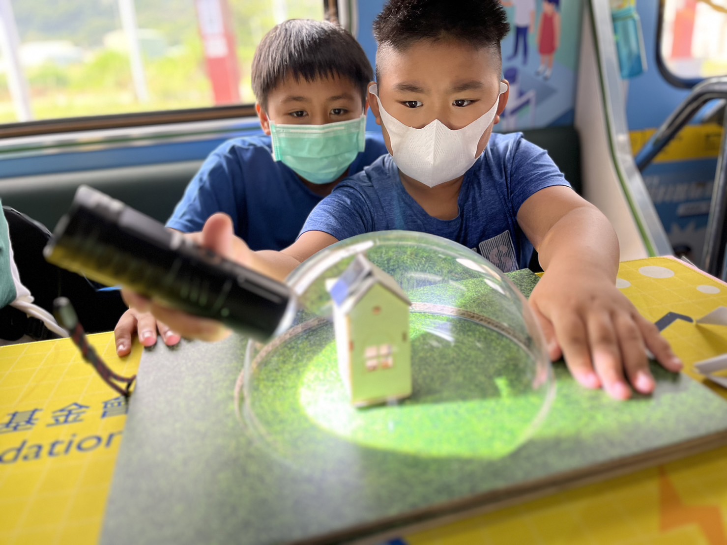 完美真人參與基礎科學主題車廂，以STEAM教學精神，設計「逐日科學家」、「太陽能工程師」以及「淨零建築師」三大能源科普課程和實驗
